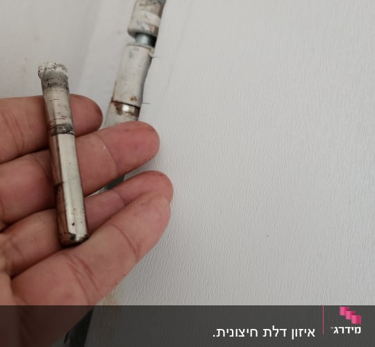 תמונה של ציר דלת בעבודת מנעולן
